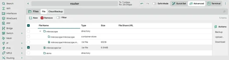 Files con mikroscope.tar seleccionado, antes de Remove: la imagen ya está extraída y el tar sobra.